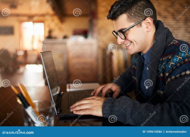 pessoa atualizando perfil em computador