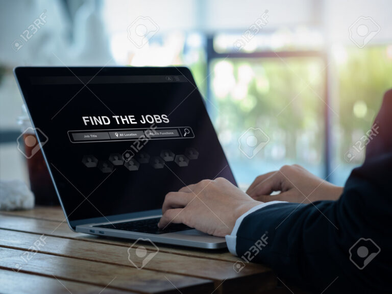 pessoa buscando oportunidades em um laptop