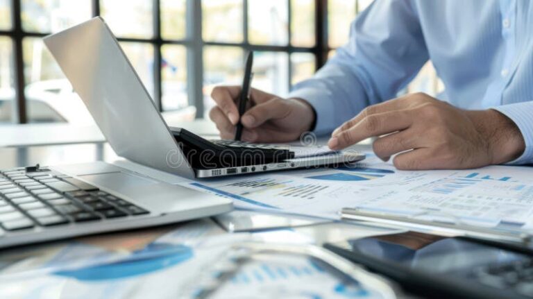 pessoa com laptop analisando documentos financeiros