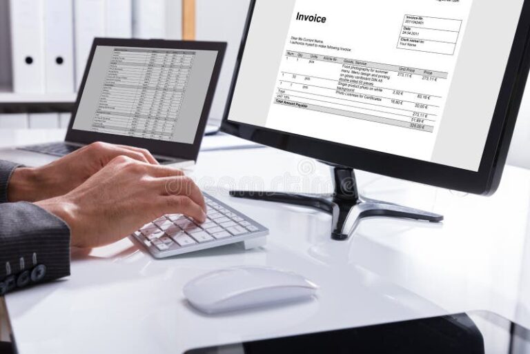 Como Consultar a Nota Fiscal Emitida para o Meu CNPJ 1 pessoa consultando notas fiscais em computador