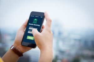 pessoa consultando saldo em smartphone