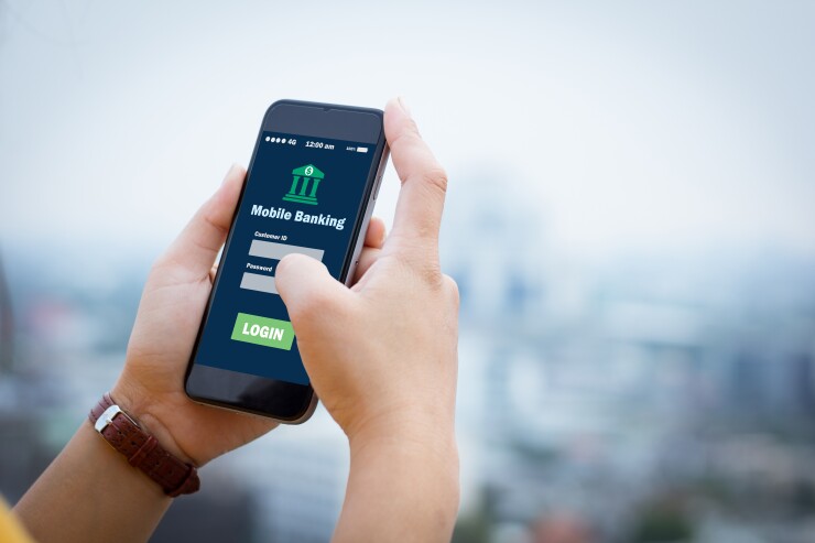 pessoa consultando saldo em smartphone
