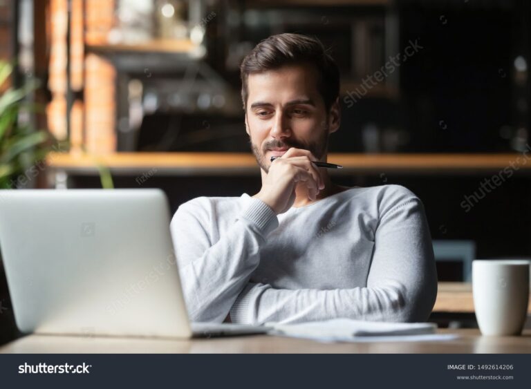 pessoa contemplativa em um ambiente de trabalho