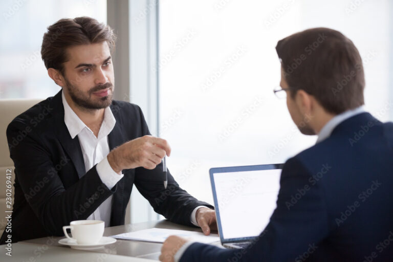 pessoa conversando com gerente em escritorio