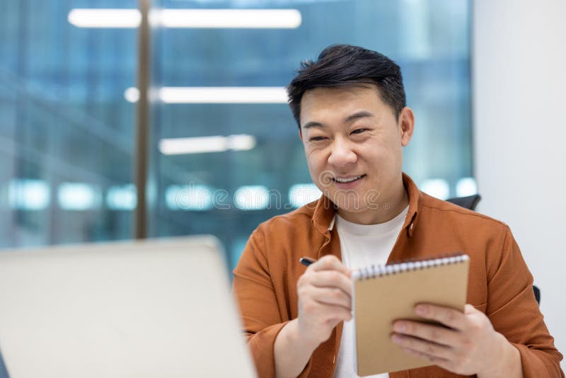 pessoa empreendedora sorrindo em ambiente de trabalho
