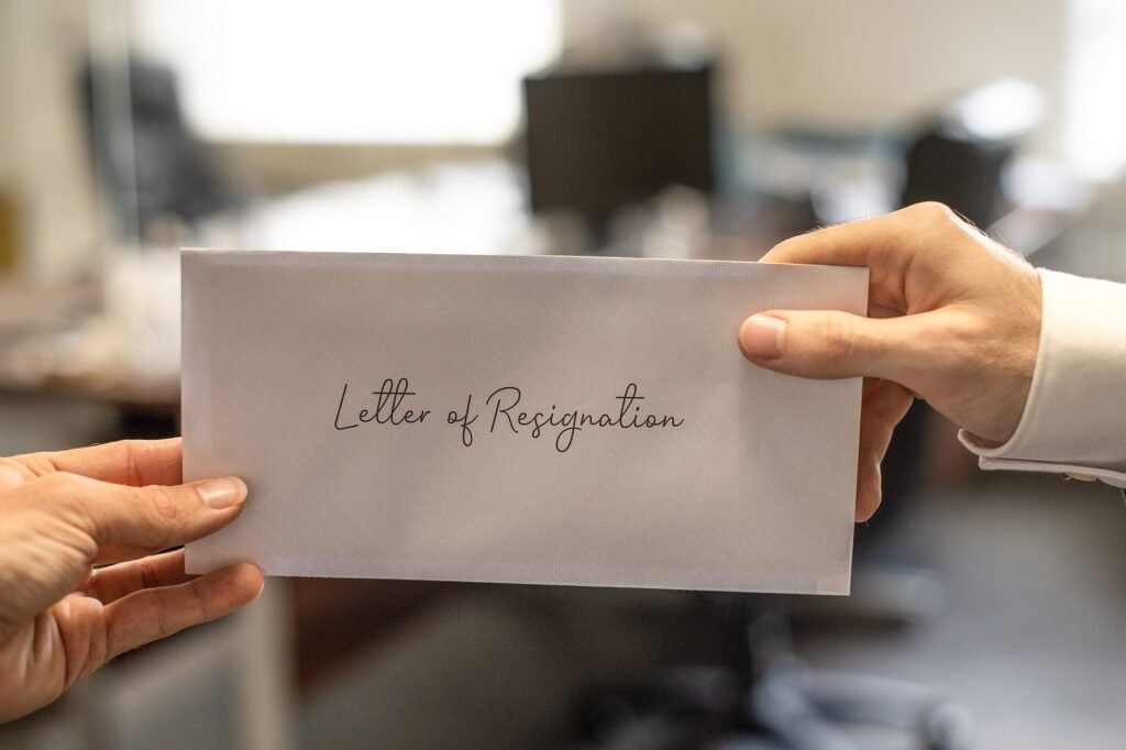pessoa entregando carta de demissao 8