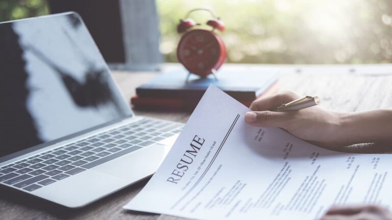 Como Indicar no Currículo que Estou Atuando em um Emprego Atual 35 pessoa escrevendo um curriculo profissional