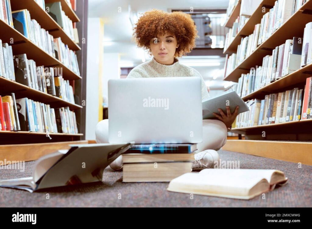 pessoa estudando com livros e computador