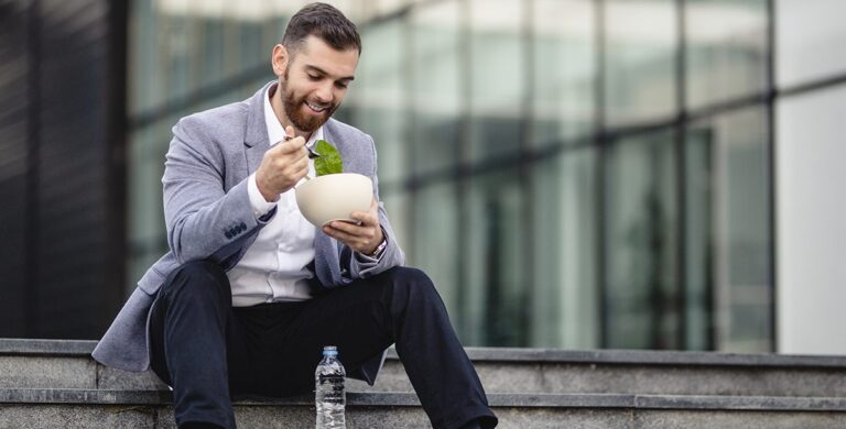 Após quantas horas de trabalho tenho direito a fazer uma refeição 38 pessoa fazendo uma pausa para refeicao