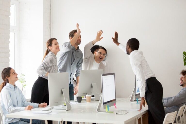 pessoa feliz no ambiente de trabalho