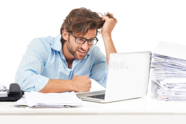 Por que não recebi o certificado após fazer um curso pela empresa 3 pessoa frustrada com computador e papeis