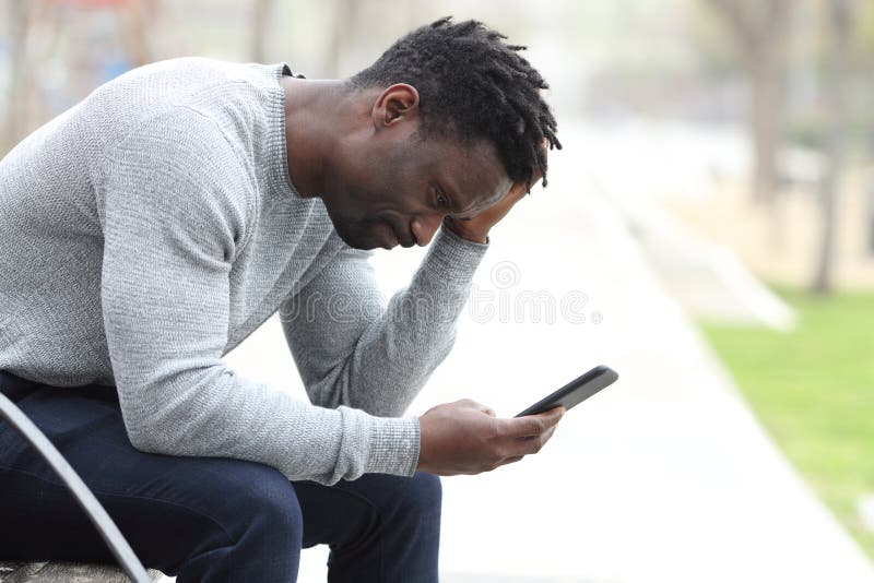 Por que não consigo acessar meu FGTS pelo aplicativo Confira as soluções! 1 pessoa frustrada com o celular na mao