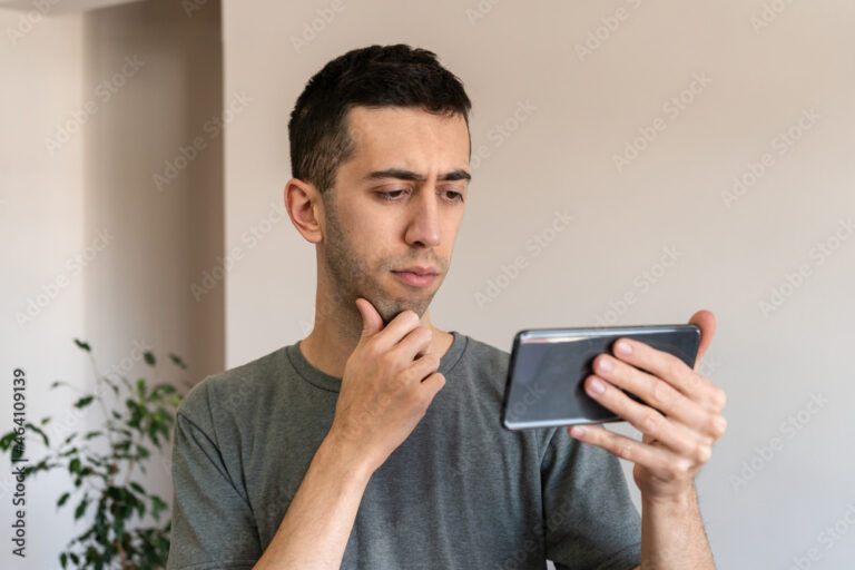 Como Saber se o Empréstimo Acredita Já Está Liberado para Você 4 pessoa olhando para um celular pensativa