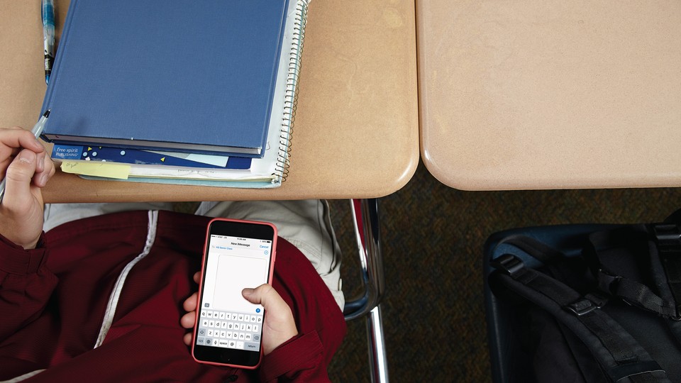 pessoa olhando para um smartphone com certeza