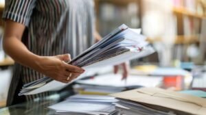 pessoa organizando documentos em escritorio
