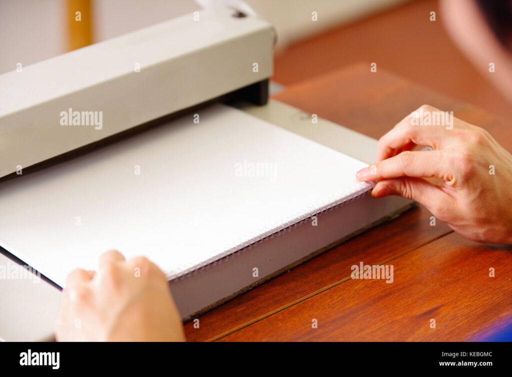 pessoa organizando documentos em uma mesa
