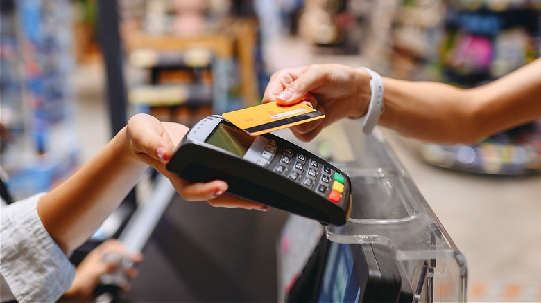 É possível pagar a conta de luz com cartão de crédito Descubra!
