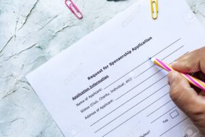 pessoa preenchendo formulario de solicitacao