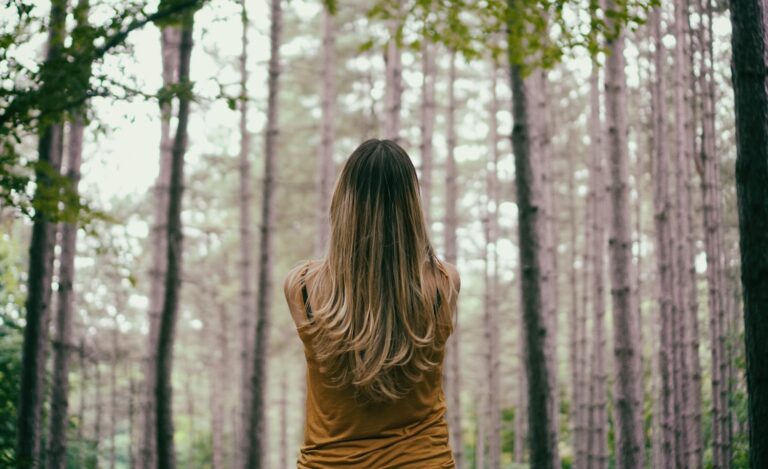 pessoa preenchendo formulario em ambiente tranquilo