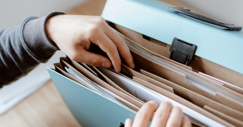 pessoa preocupada com documentos e registros