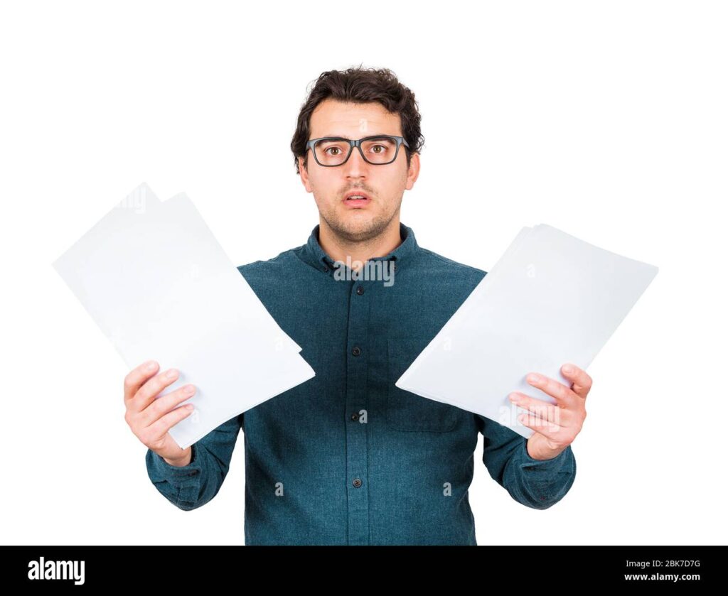 pessoa preocupada com documentos em maos