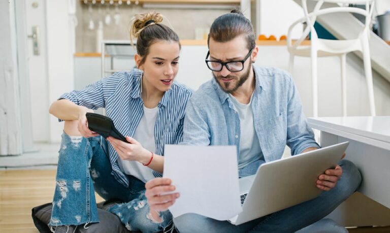 pessoa preocupada com financas pessoais
