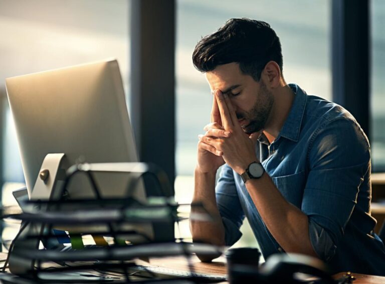 pessoa preocupada em ambiente de trabalho