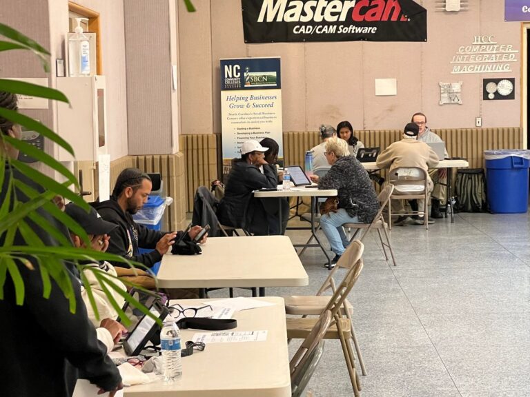 pessoa recebendo assistencia em um centro comunitario