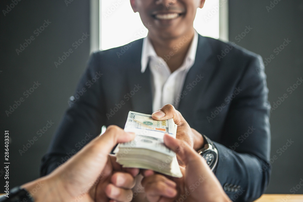 pessoa recebendo dinheiro em maos 1