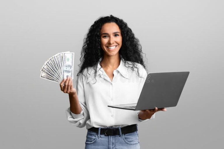 Como Receber Meu Abono Salarial e Quais São os Requisitos 26 pessoa recebendo um premio em dinheiro