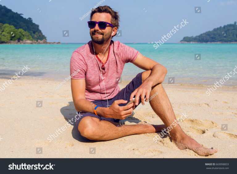 pessoa relaxando em uma praia ensolarada 1