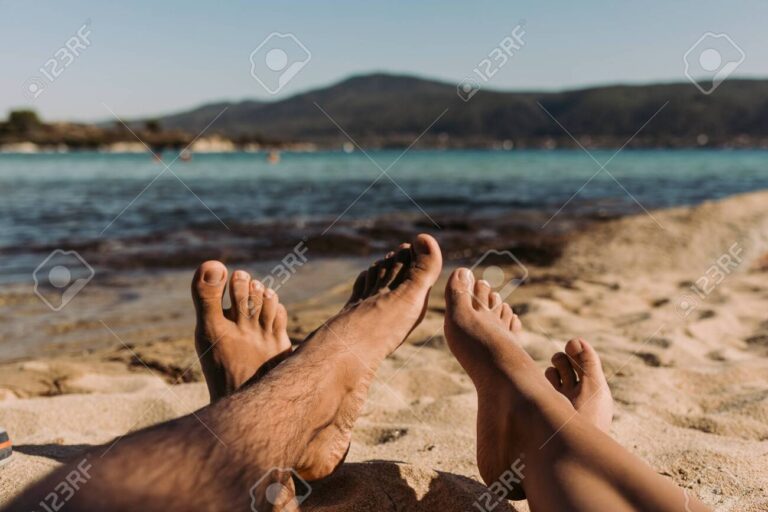 pessoa relaxando em uma praia ensolarada