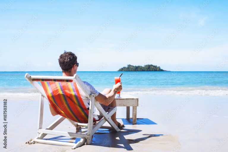pessoa relaxando em uma praia paradisiaca