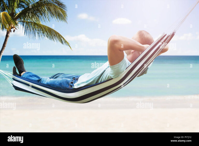Posso Pedir Folga no Trabalho para Viajar Sem Complicações 15 pessoa relaxando em uma praia tropical