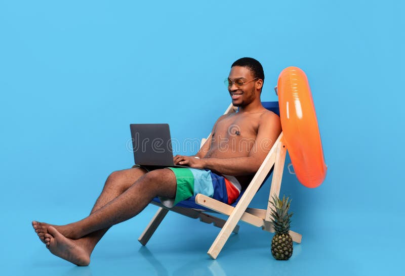 pessoa relaxando na praia com documento