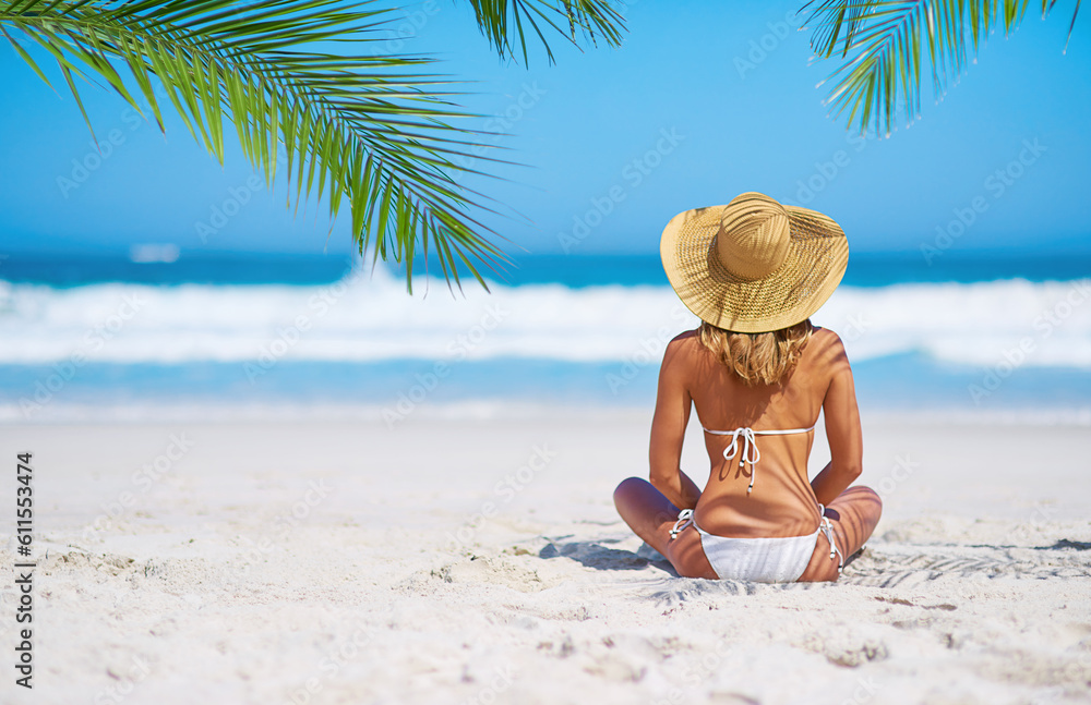 pessoa relaxando na praia durante ferias