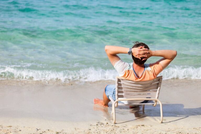O Que Eu Recebo Quando Saio de Férias e Como Funciona 42 pessoa relaxando numa praia tropical