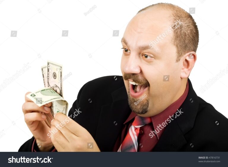 pessoa sacando dinheiro em loterica