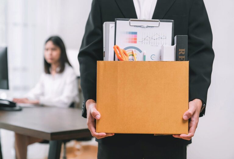 Abandono de Emprego: O Que Recebo e Quais São Meus Direitos 19 pessoa saindo de escritorio com pastas