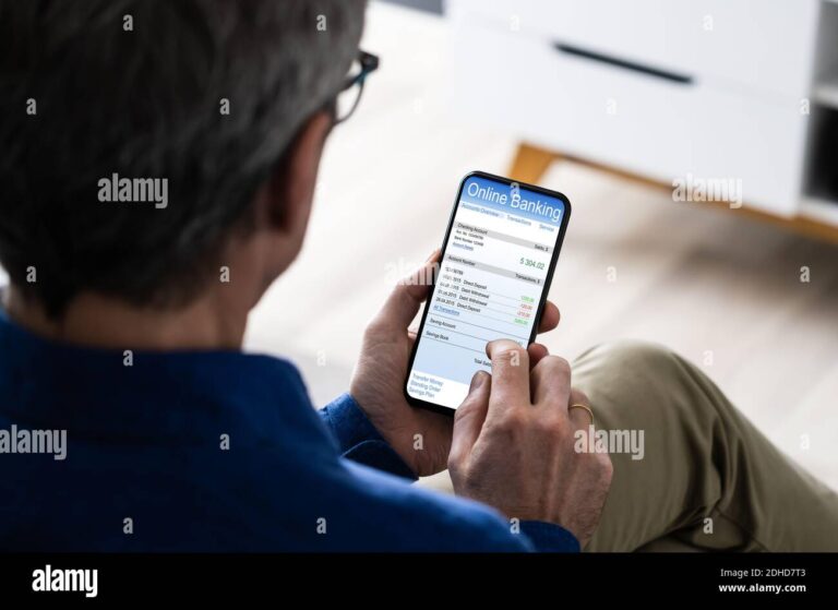 pessoa satisfeita usando smartphone no banco