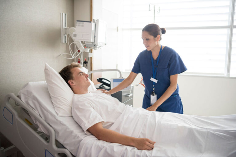 pessoa se recuperando apos cirurgia