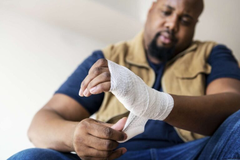 Me machuquei no trabalho, posso ser demitido por isso 36 pessoa se recuperando de um acidente laboral