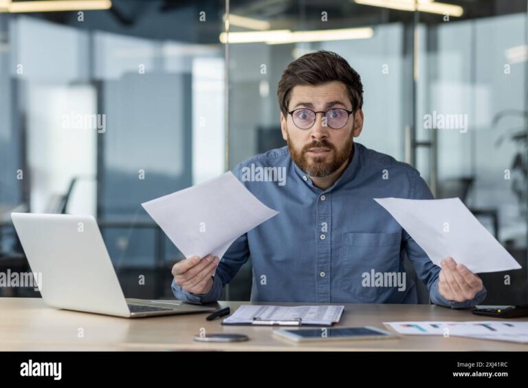 pessoa segurando documentos em ambiente de trabalho