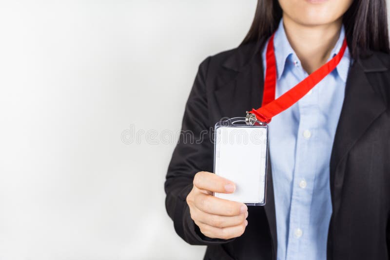 pessoa segurando um cartao de identificacao profissional