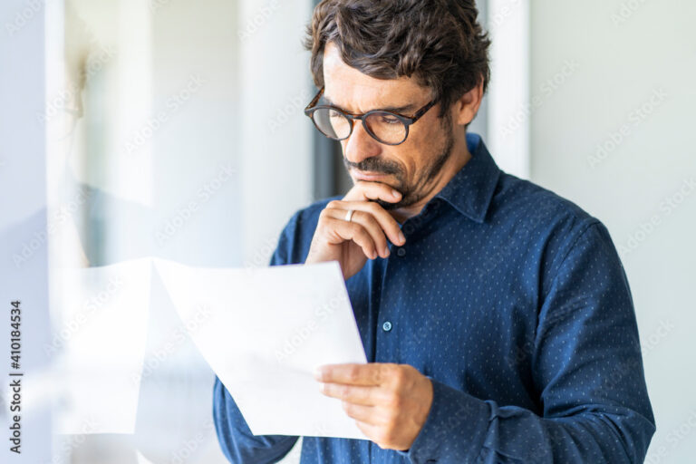 Posso não devolver a multa rescisória Entenda seus direitos! 24 pessoa segurando um contrato e pensando