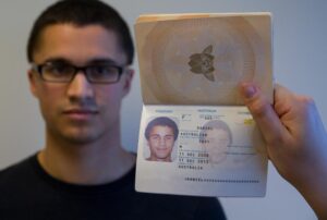 pessoa segurando um documento de identidade