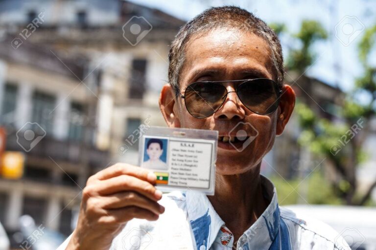pessoa segurando um documento de identificacao