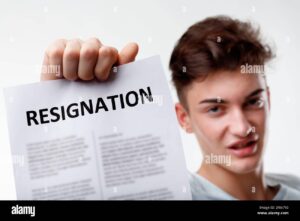 pessoa segurando um papel de demissao