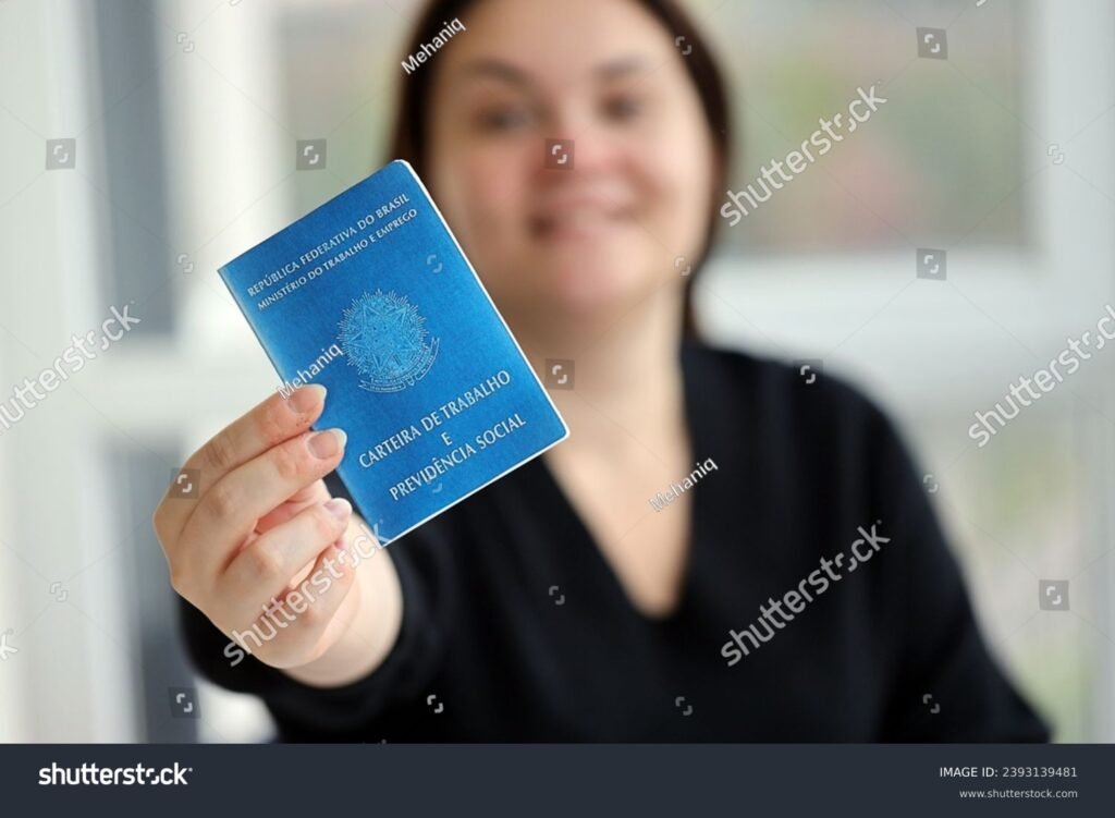 Como solicitar o seguro-desemprego com contrato por prazo determinado 1 pessoa segurando uma carteira de trabalho 1