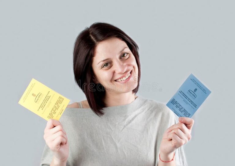 pessoa segurando uma carteira de trabalho